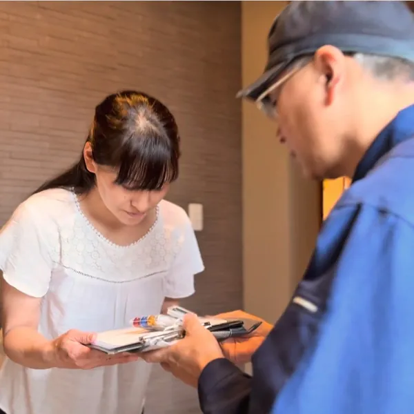 玄関先でご説明する様子